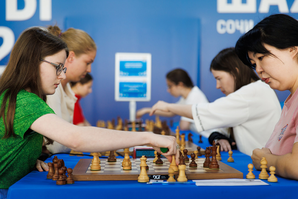 Участницы за досками командного чемпионата России по блицу